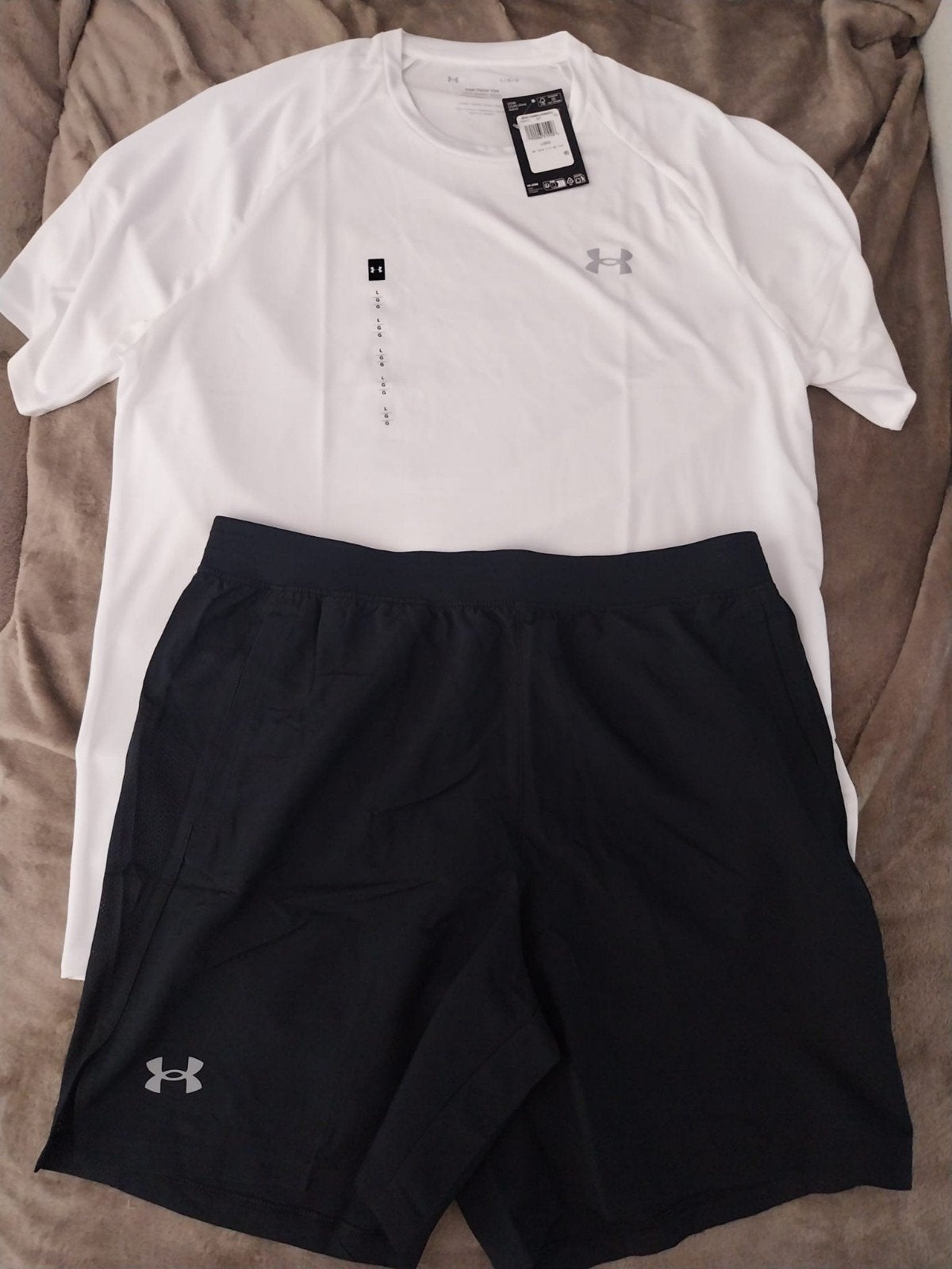Under Armour sportset: T-shirt en korte broek, Kleding | Heren, Sportkleding, Maat 52/54 (L), Fitness, Under Armour, Nieuw