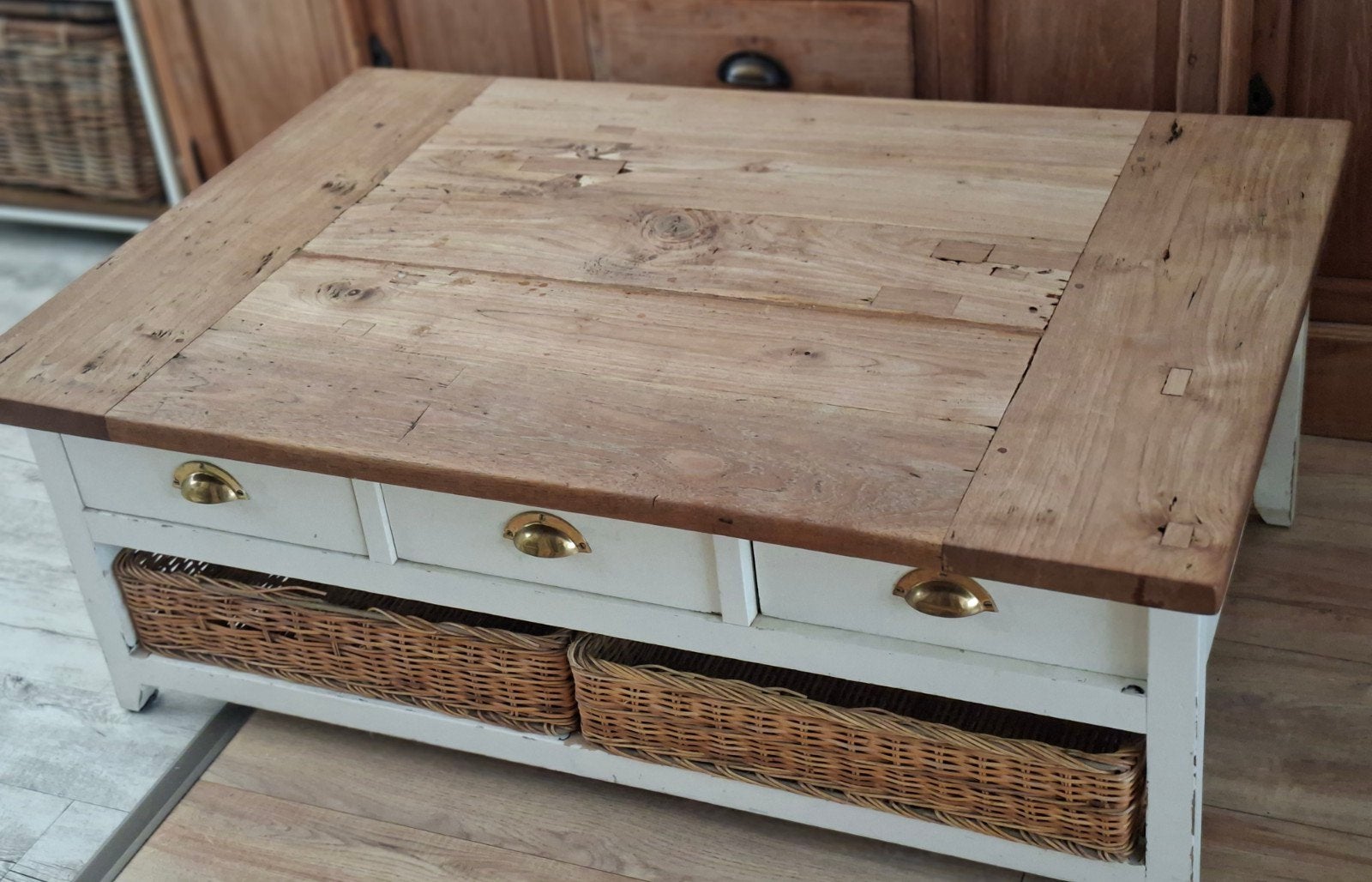 Robuuste salontafel met lades en rieten manden, Huis en Inrichting, Tafels | Salontafels, 100 tot 150 cm, Landelijk, Rustiek, Gebruikt
