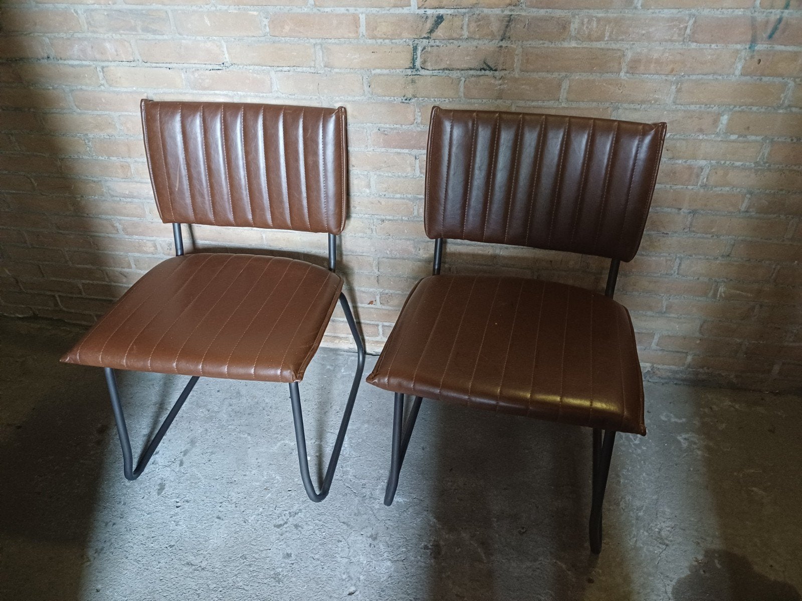 GRATIS 2 eetkamerstoelen, Ophalen, Gebruikt, Bruin, Leer