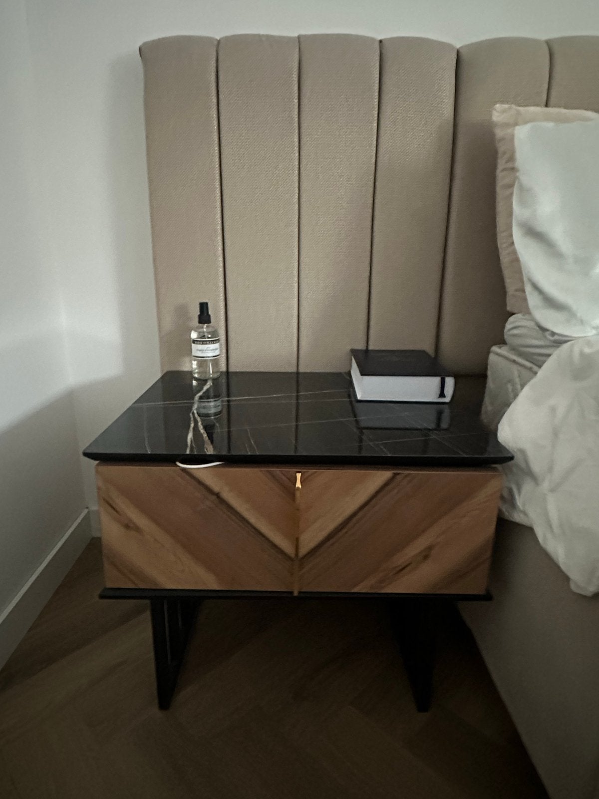 Boxspring met matras en nachtkastjes - Hoofdbord 330cm, Ophalen, Beige, Tweepersoons, Zo goed als nieuw
