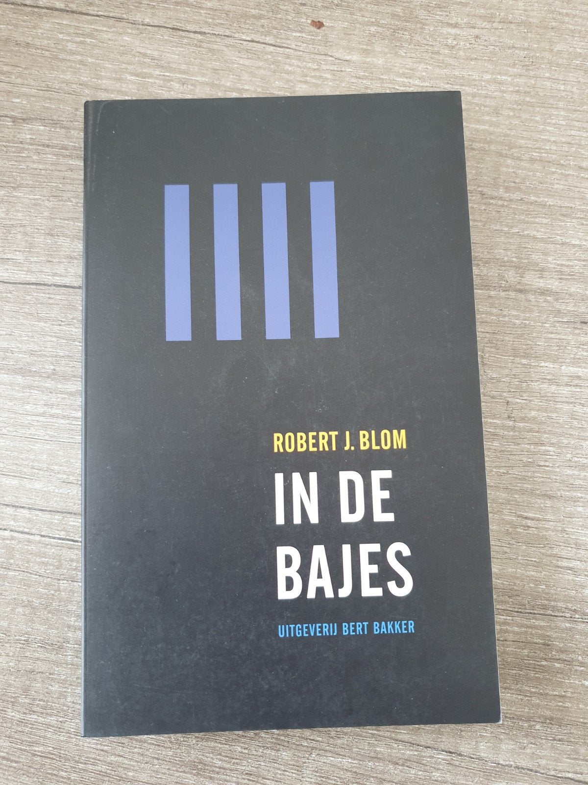 In de Bajès - Robert J. Blom (Uitgeverij Bert Bakker), Ophalen of Verzenden, Gelezen, Robert J. Blom