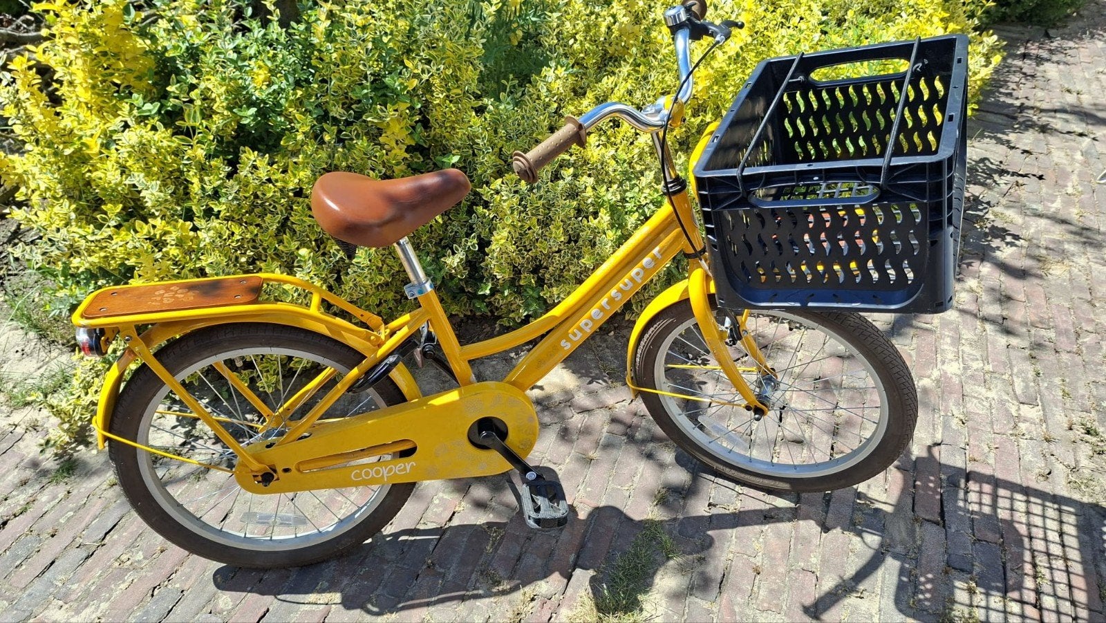 SuperSuper Cooper Kinderfiets Geel 20 inch, Ophalen, Zo goed als nieuw, Supersuper cooper, Terugtraprem