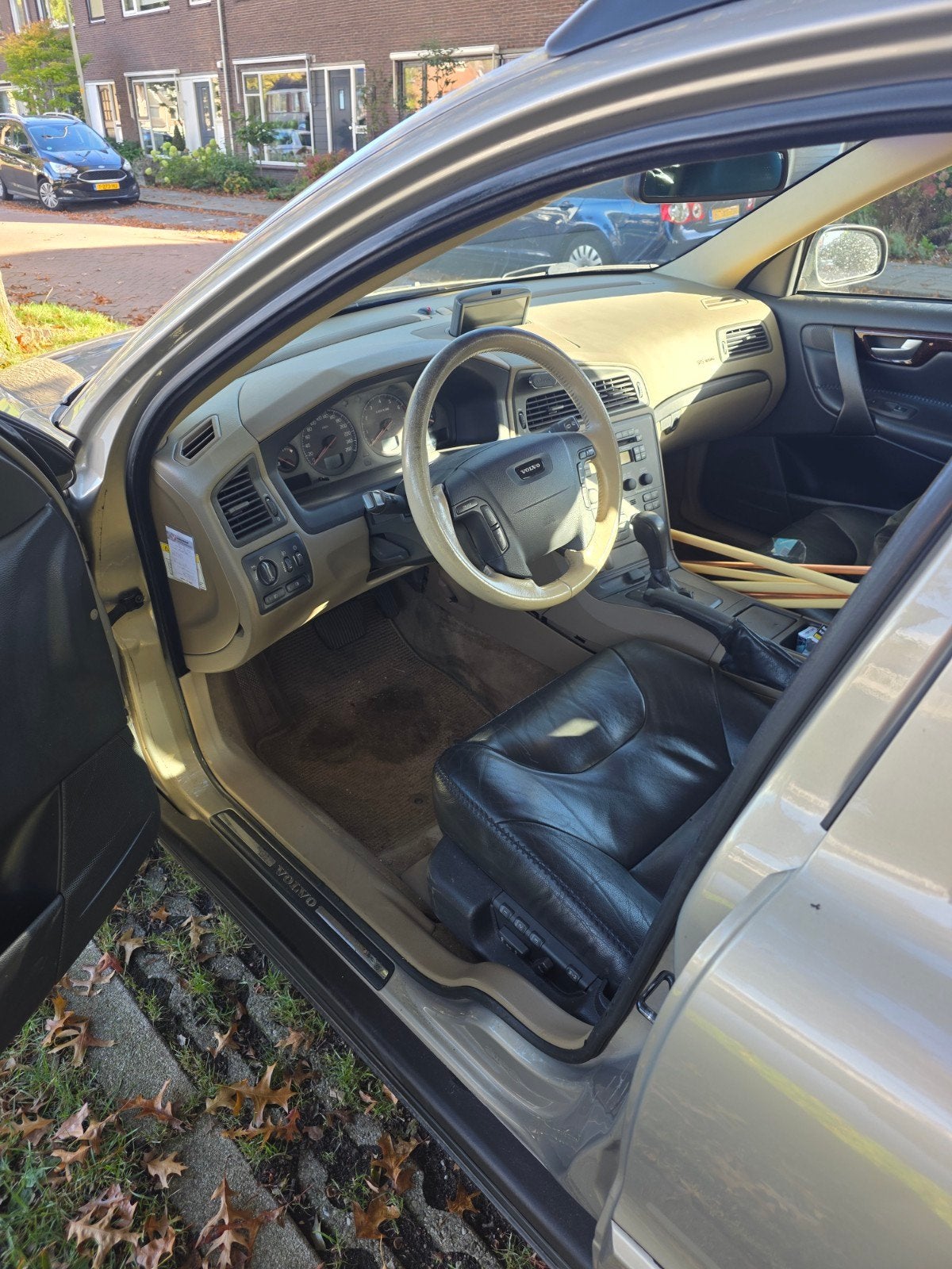 Volvo V70 2.4 T XC 4WD AUT 2002 Beige, Auto's, 1800 kg, Beige, Stationwagon, 2435 cc