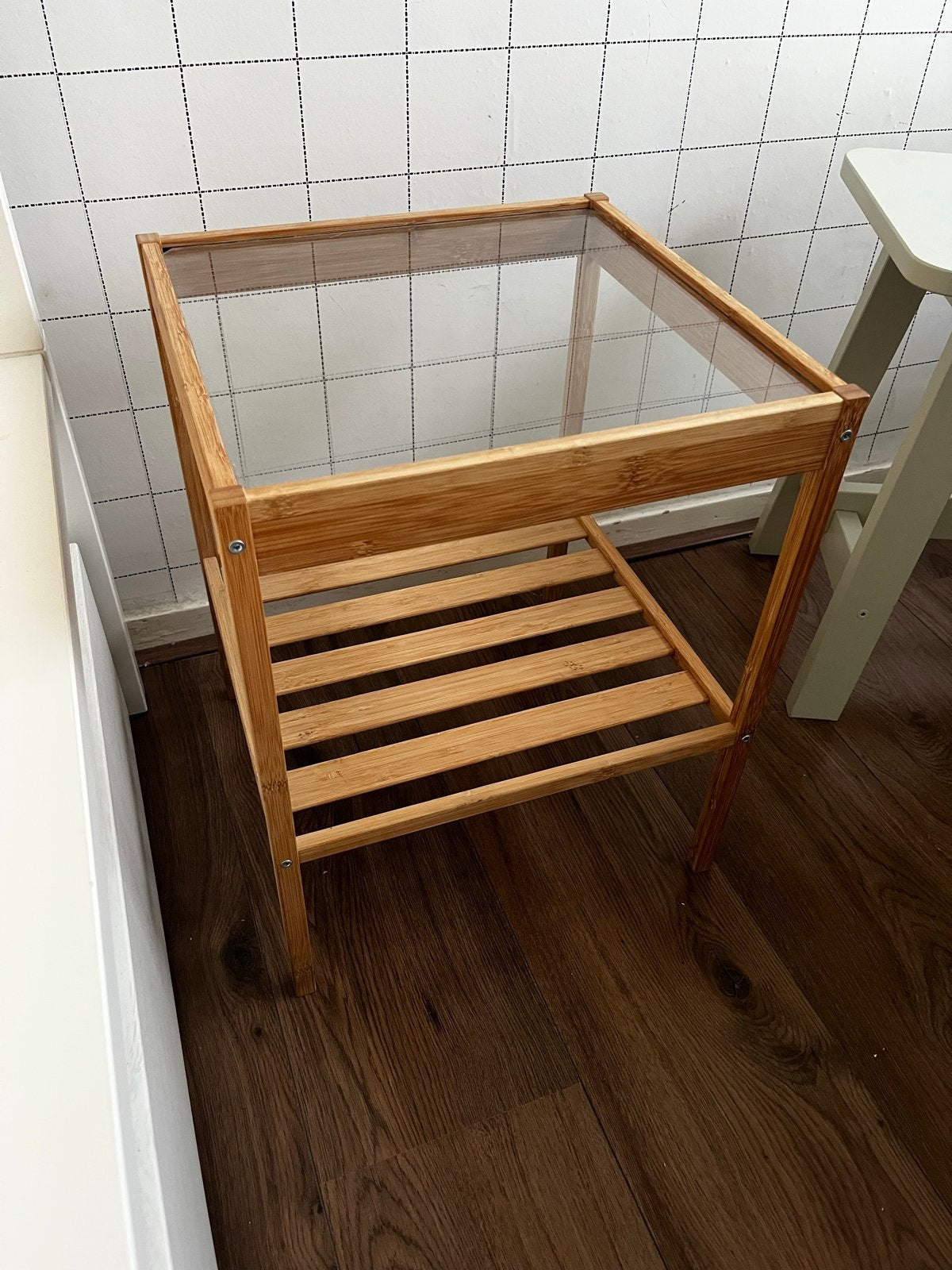 IKEA Nesna nachtkastje/bijzettafel bamboe met glasplaat, Huis en Inrichting, Tafels | Bijzettafels, Minder dan 55 cm, Gebruikt