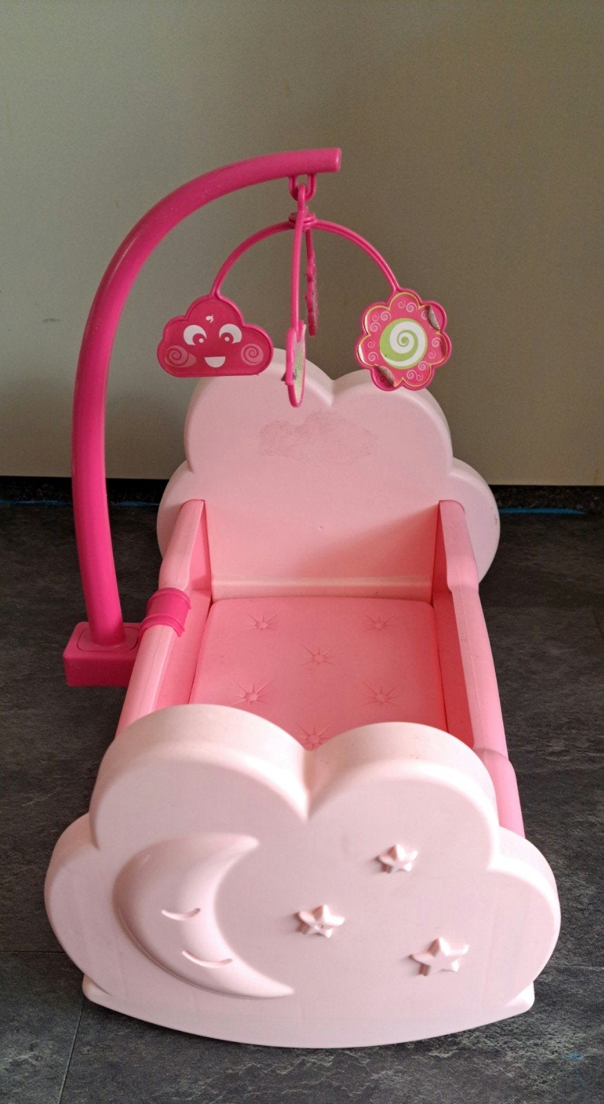 Roze poppenwiegje poppenbed met mobiel, Ophalen of Verzenden, Gebruikt, Babypop