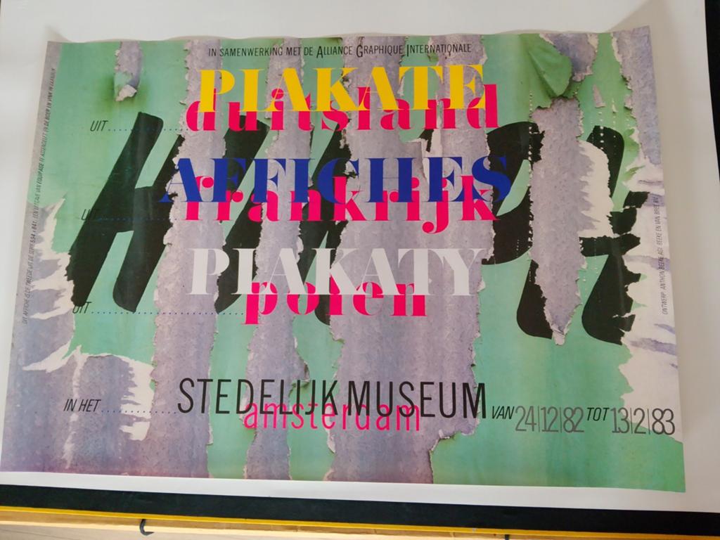 Vintage Stedelijk Museum Amsterdam Plakkaat Tentoonstelling, Gebruikt, Rechthoekig Liggend, Ophalen of Verzenden, A1 t/m A3