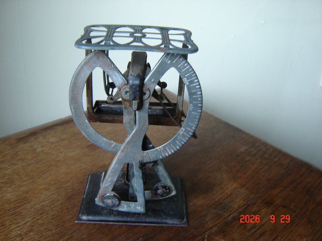 Kleine metalen, deels koper, brievenweger in goede staat., Ophalen of Verzenden