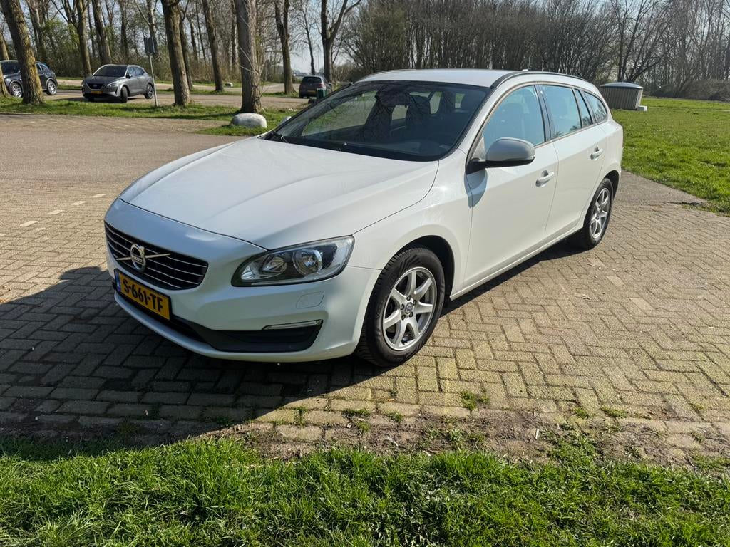 Volvo V60 T3 150pk Start/stop 2013 Wit, Auto's, Volvo, Particulier, V60, ABS, Adaptieve lichten, Airbags, Airconditioning, Alarm