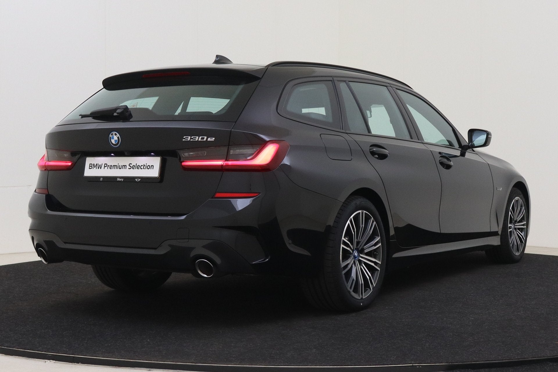 BMW 3 Serie Touring 330e High Executive M-Sport Automaat / P, Auto's, Achterwielaandrijving, Gebruikt, Met garantie (alle), Alcantara
