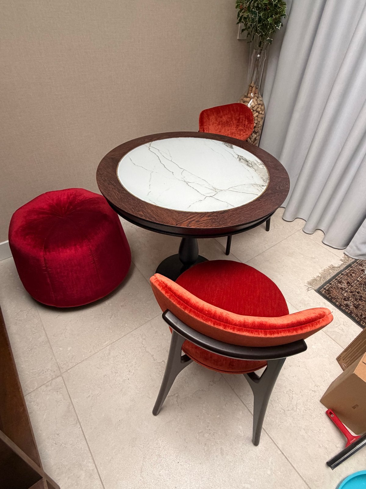 Satelliet Meubels: Tafel marmer look, Stoelen & Poef horeca, Ophalen, Gebruikt, Twee, Rood