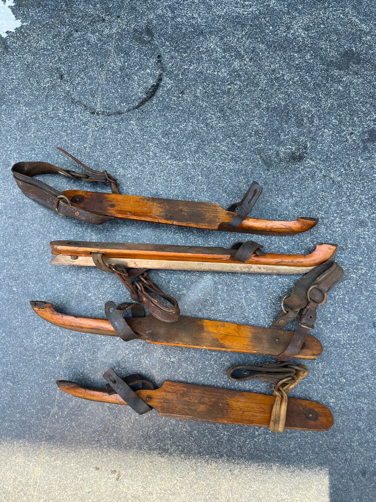Antieke houten schaatsen met leren riemen van J.nooitgedagt, Antiek en Kunst, Ophalen of Verzenden