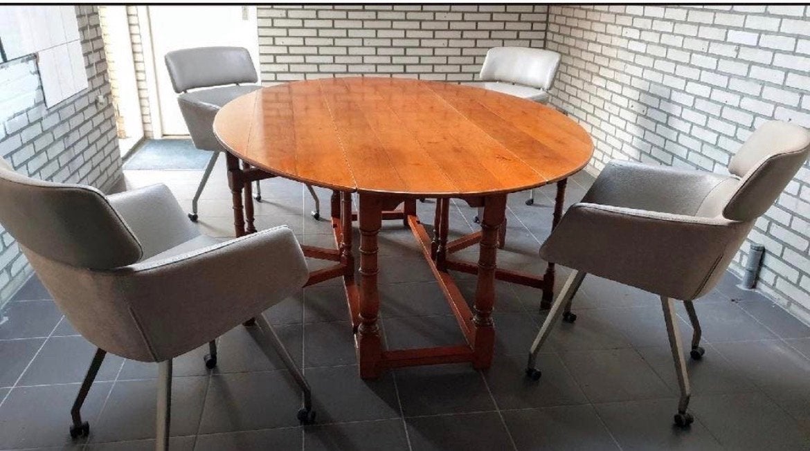 Schuitema Kersenhout Hangoren Tafel, Ophalen