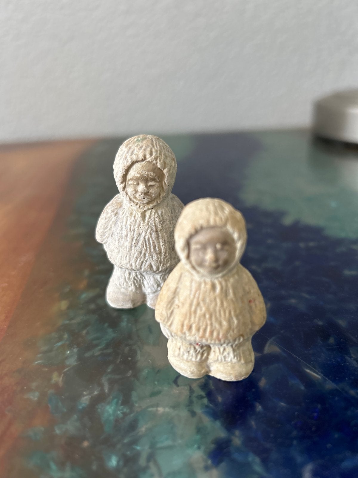 Twee kleine beeldjes van inheemse figuren, Ophalen of Verzenden, Gebruikt