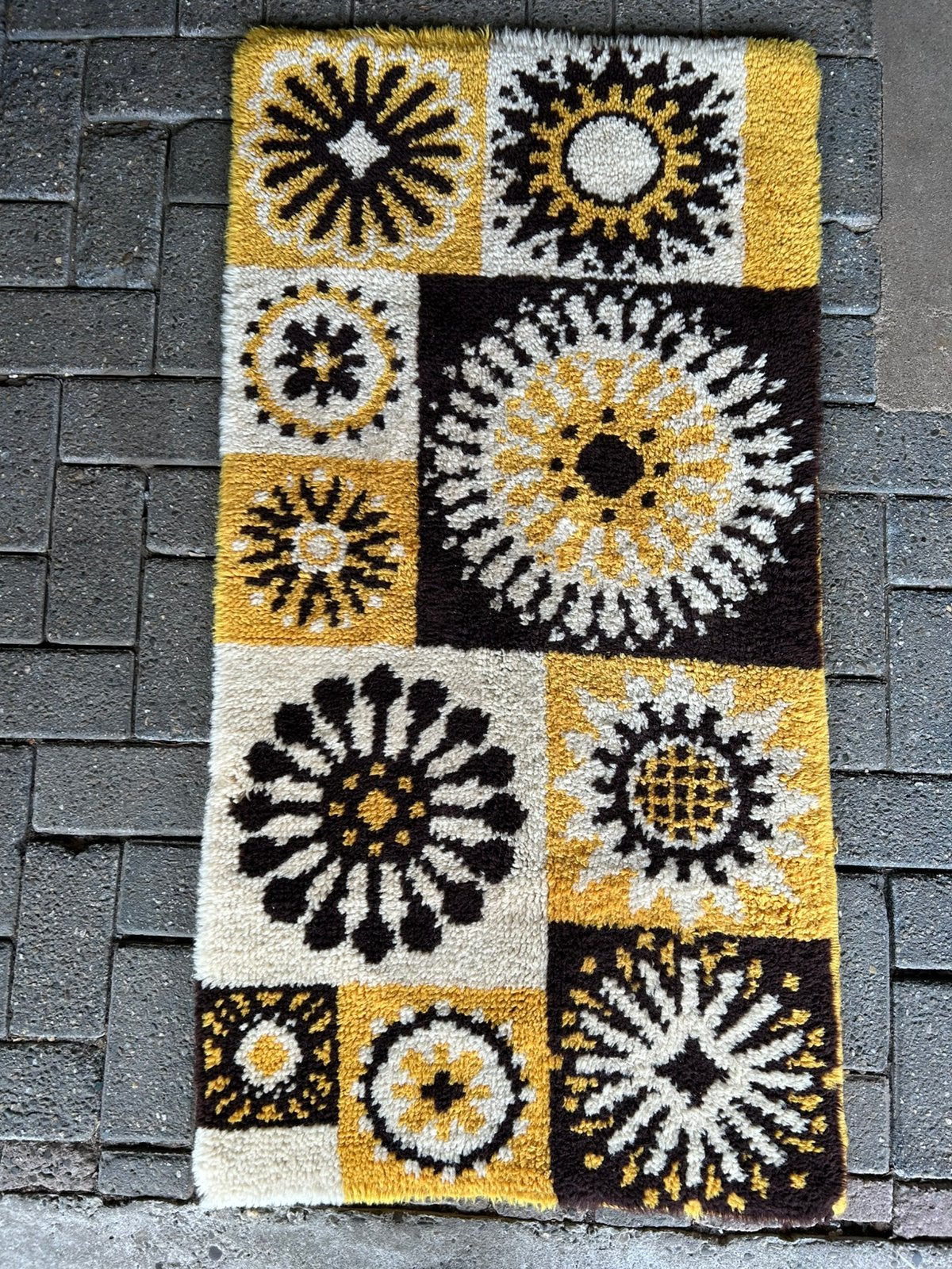 Vintage 70’s zwart gele zonnebloem tafel/ vloer kleed, ?, Zo goed als nieuw, Geel, Rechthoek