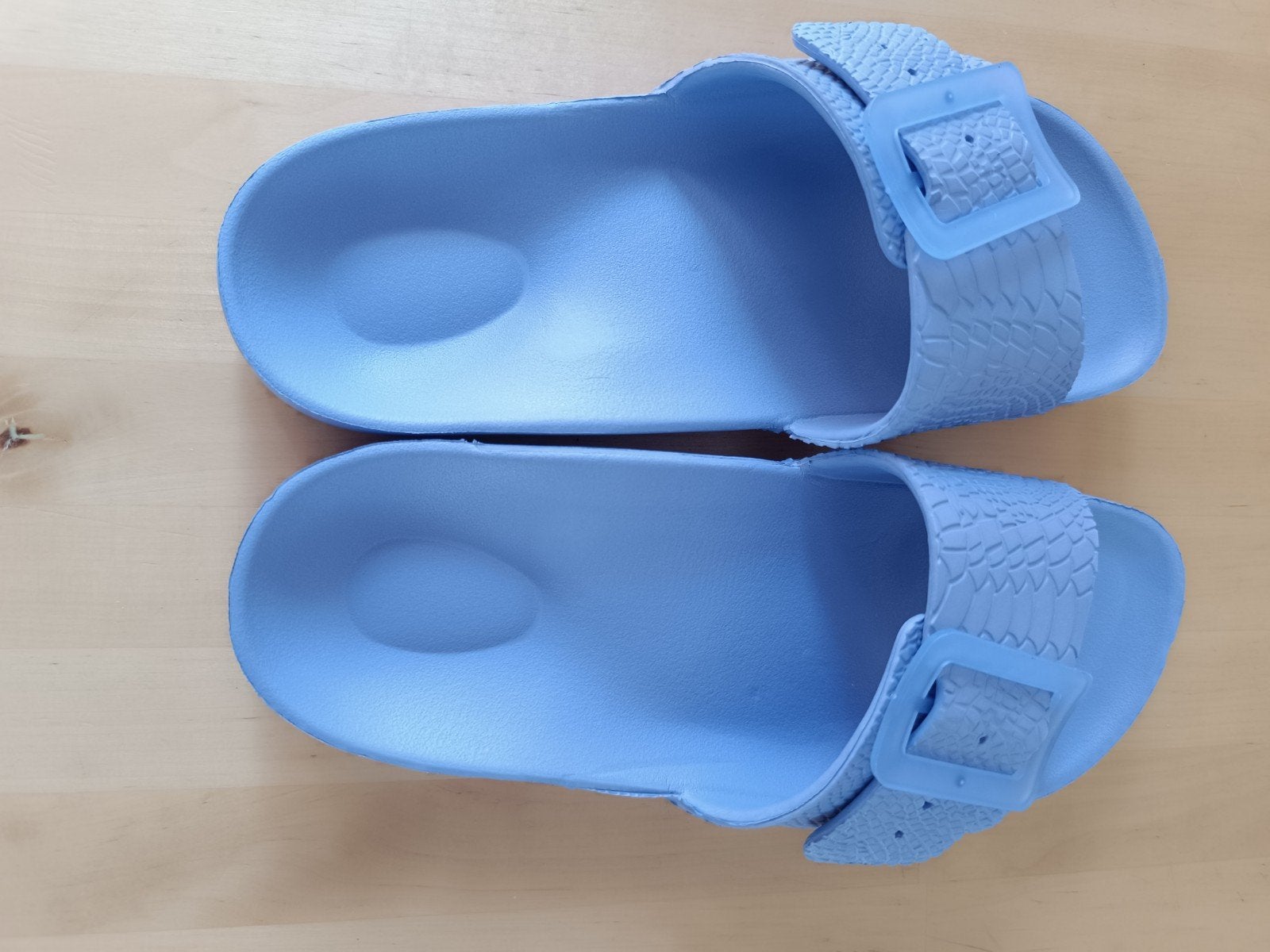 Lichtblauwe slippers met gesp, maat 39, Slippers, Blauw, Nieuw, Ophalen of Verzenden