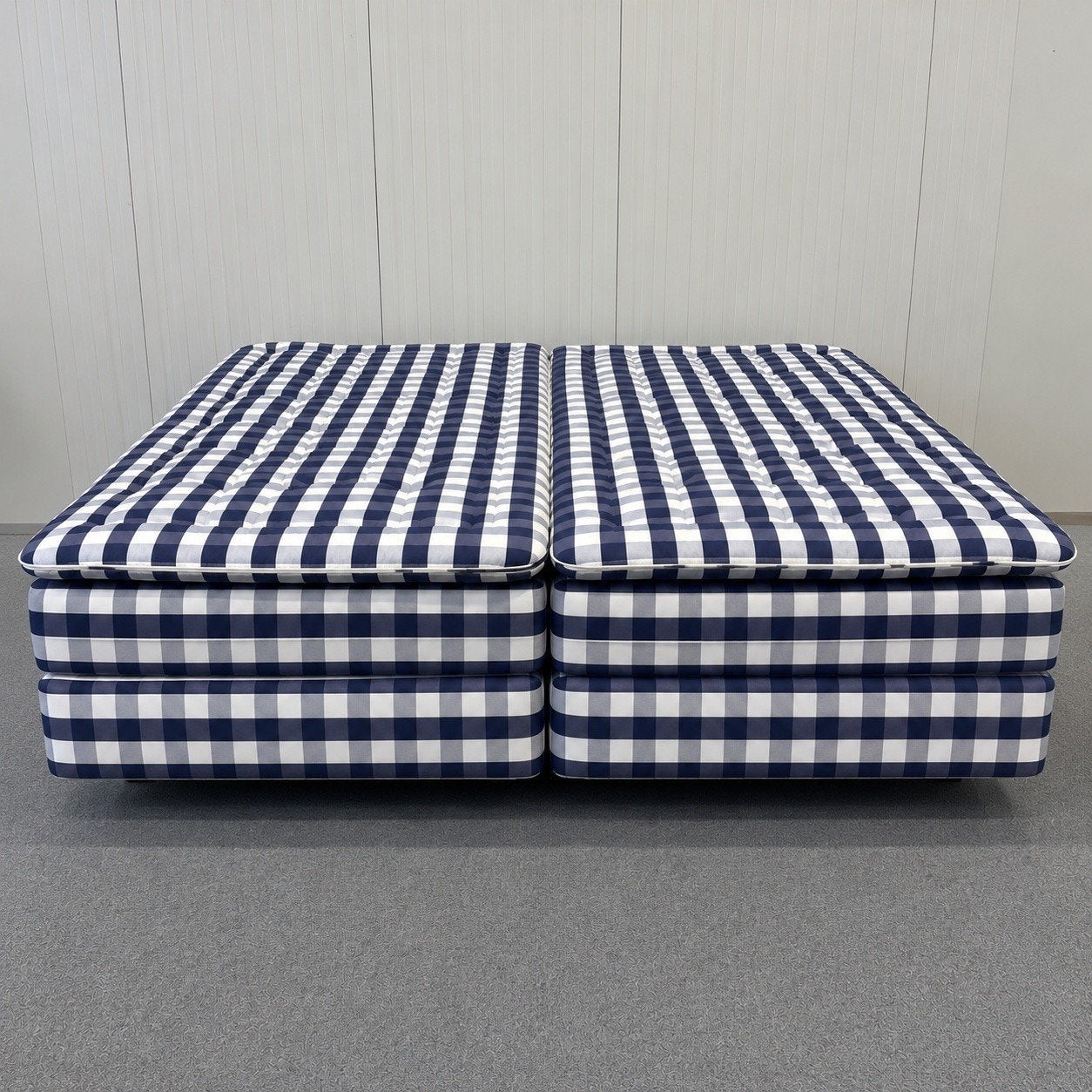 Wegens emigratie te koop: Hästens boxspring 200 x 200, Ophalen, Zo goed als nieuw, Tweepersoons, Hästens