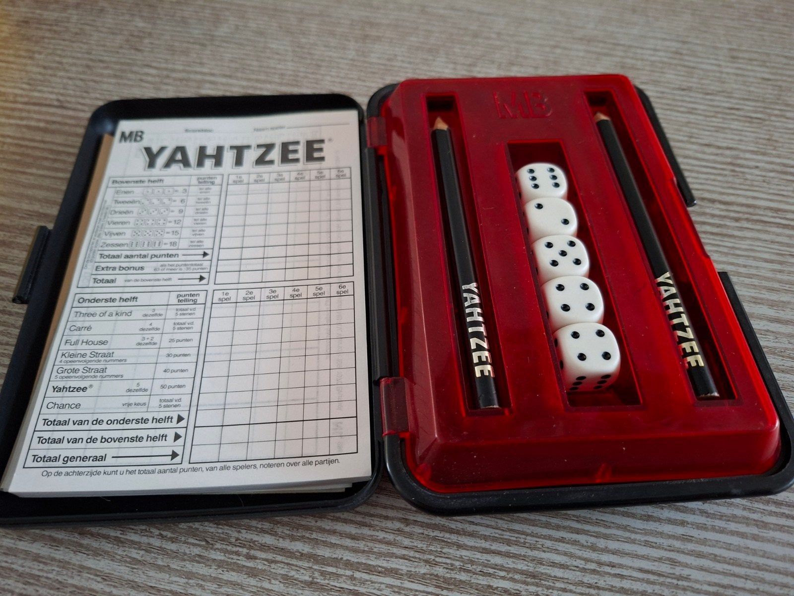 Yahtzee Reisspel - Compleet met dobbelstenen en potloden, MB, Ophalen of Verzenden, Zo goed als nieuw, Vijf spelers of meer