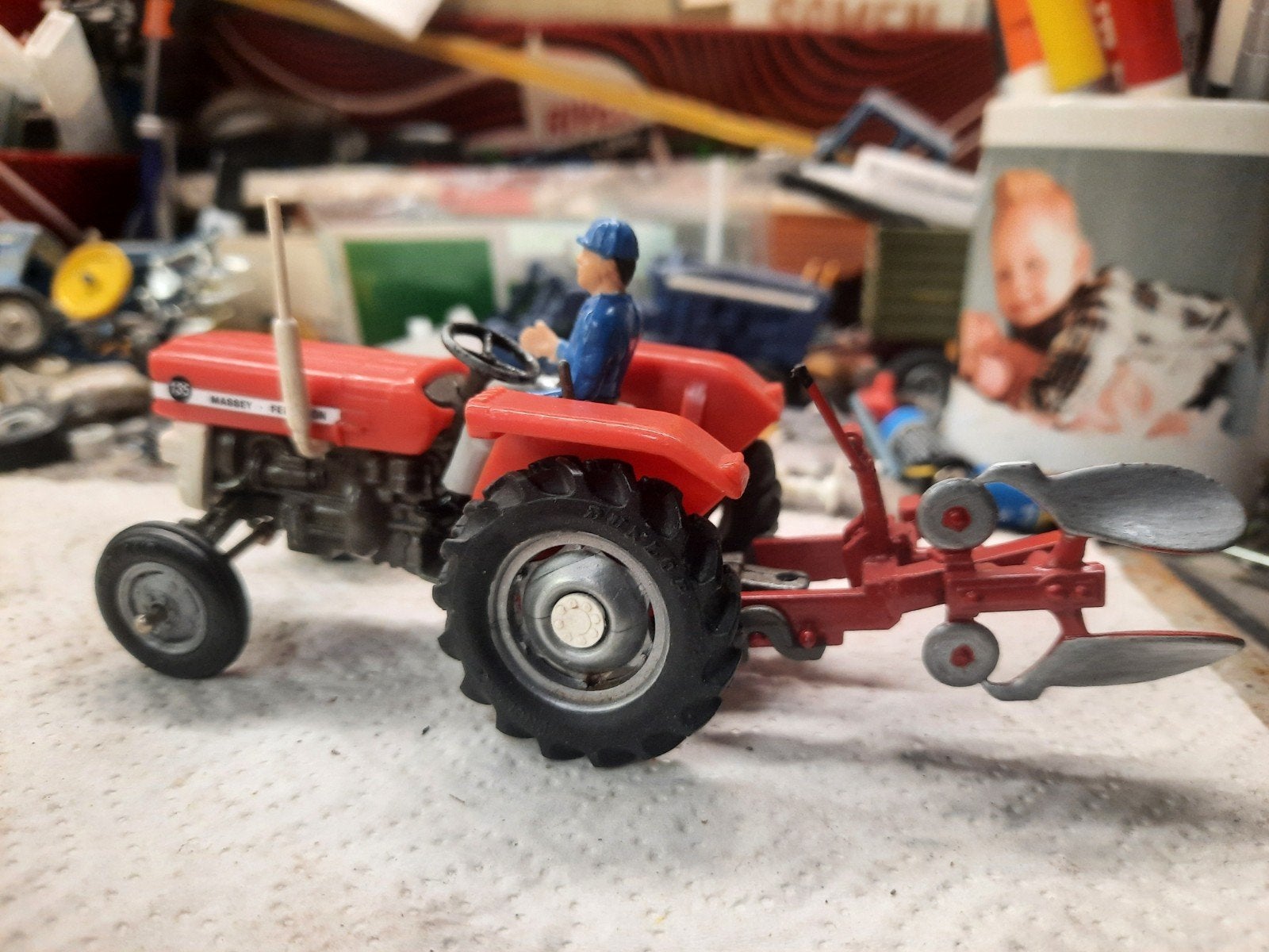 MF 135 + ploeg  Britains, Ophalen of Verzenden, Tractor of Landbouw, Overige merken
