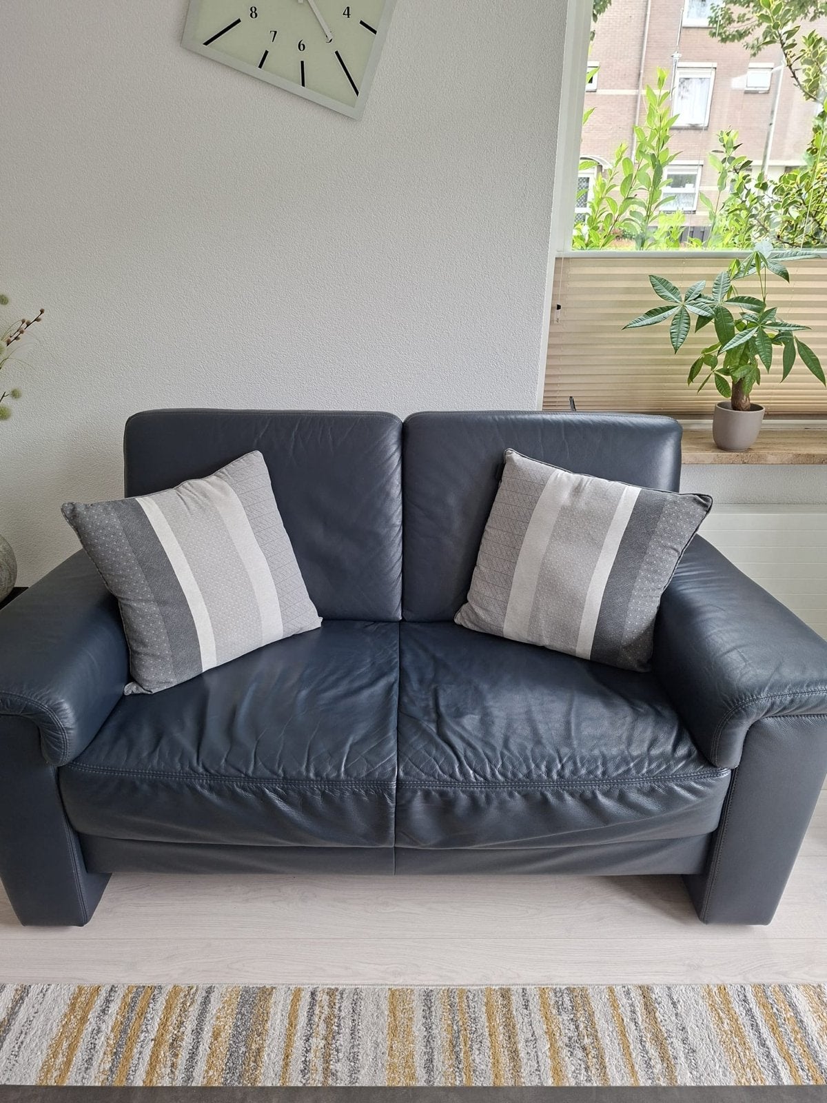 Comfortabele leren bank in goede staat, Huis en Inrichting, Banken | Bankstellen, Ophalen, 150 tot 200 cm, Tweepersoons, Zo goed als nieuw