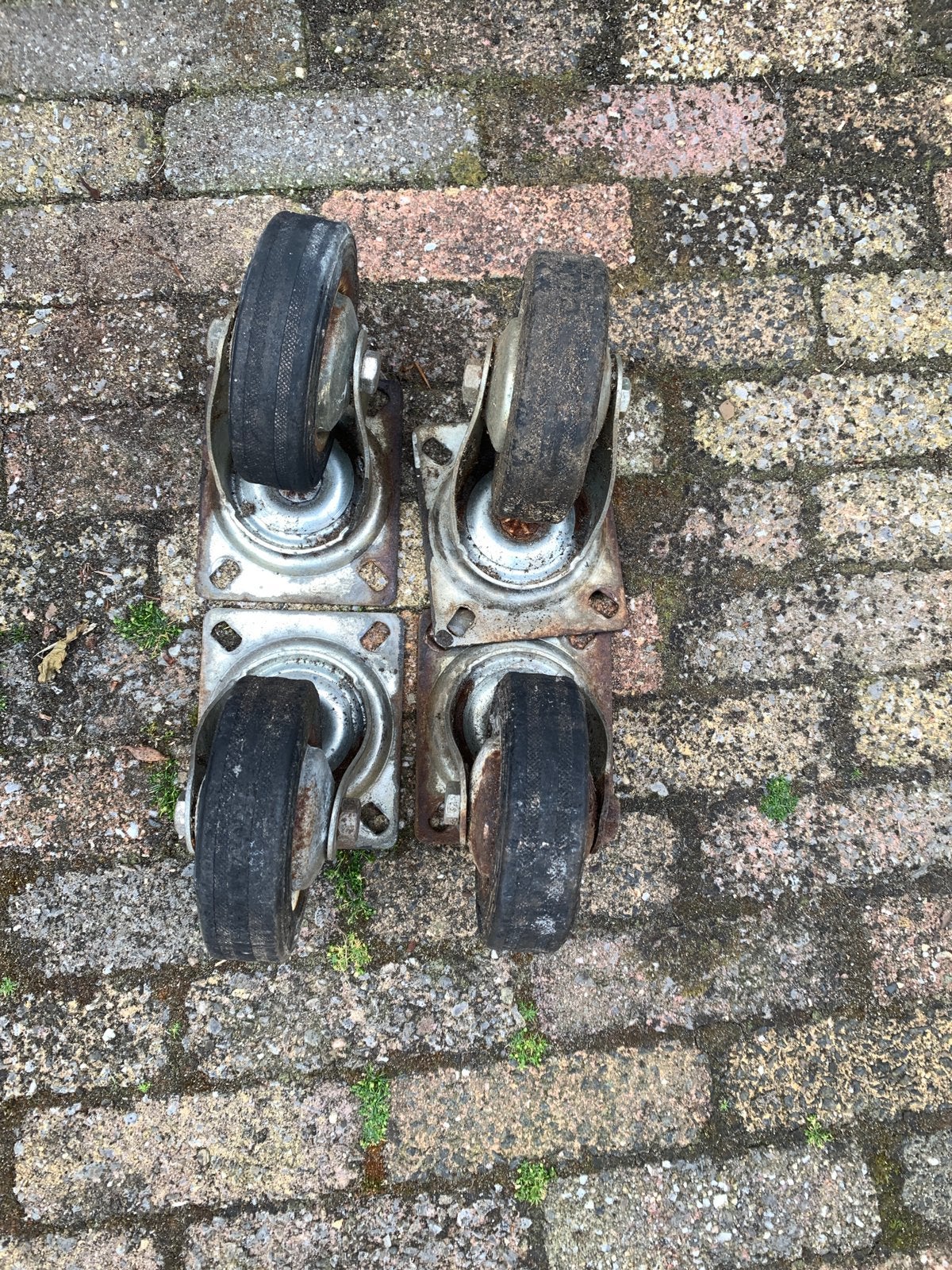 4 wielen ( twee zwenk en twee rechte), Ophalen, Gebruikt