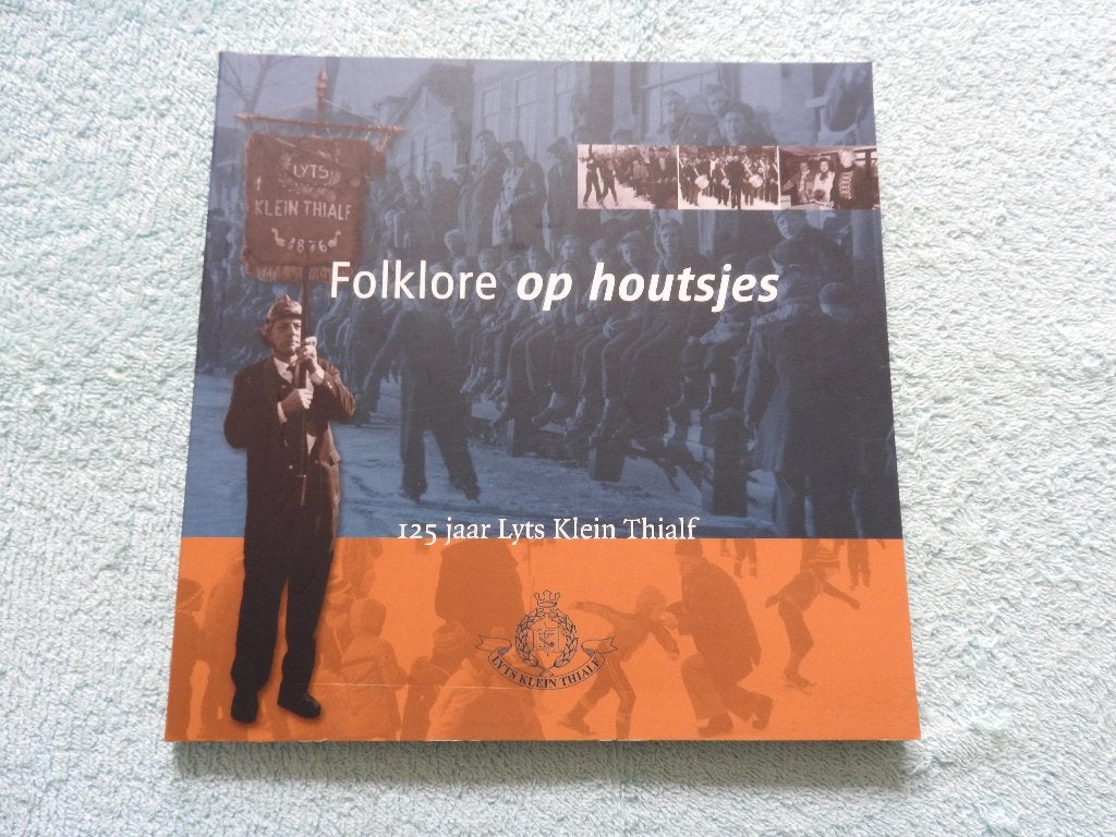 Folklore op houtsjes - 125 jaar Lyts Klein Thialf Heerenveen, Ophalen of Verzenden, Zo goed als nieuw