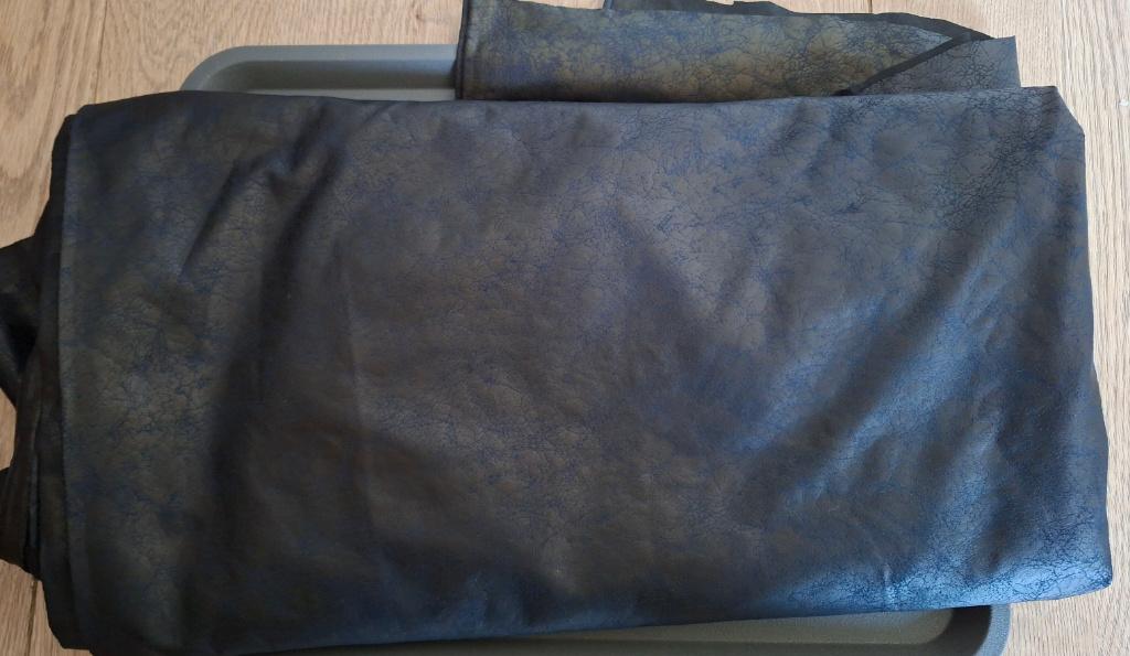 Donker grijs nep leren stof met blauw achtig motief , Hobby en Vrije tijd, Stoffen en Lappen, Overige materialen, 120 cm of meer