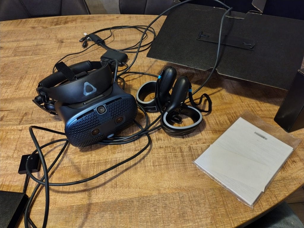 HTC vive cosmos, Spelcomputers en Games, Virtual Reality, Ophalen of Verzenden, Zo goed als nieuw, VR-bril, Pc
