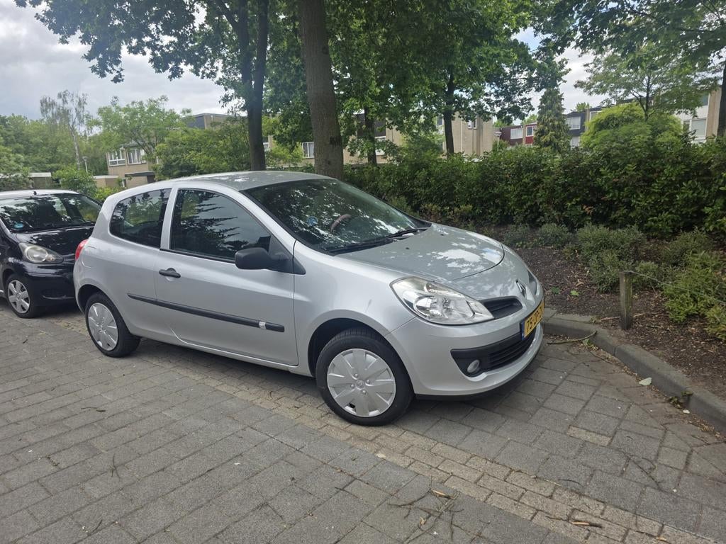 Renault Clio 1.2 16V 75 pk 3D 2008 Grijs, Auto's, Renault, Bedrijf, Clio, Benzine, B, Hatchback, Handgeschakeld, Origineel Nederlands