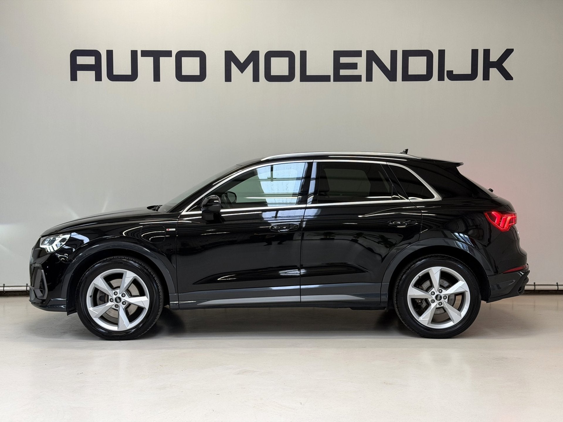 Audi Q3 45 TFSI e 2 x S Line / LED / Camera / Keyless / Comf, Auto's, Dealer onderhouden, Gebruikt, Zwart, Leder en Stof