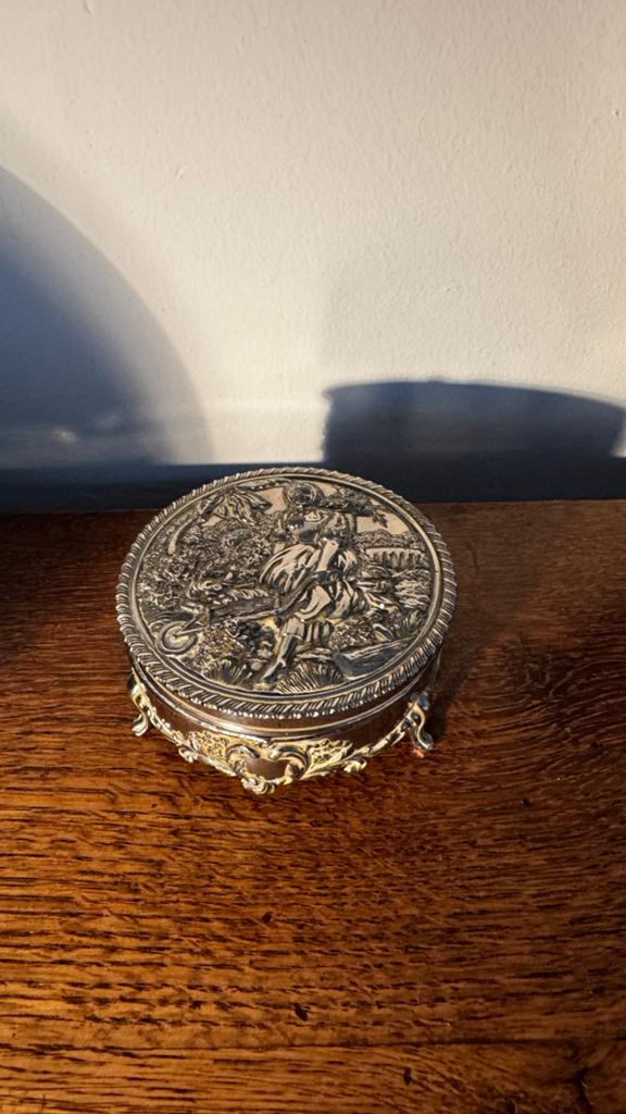 Antiek Zilverkleurig Juwelenkistje met Reliëf, Antiek en Kunst, Ophalen, Zilver