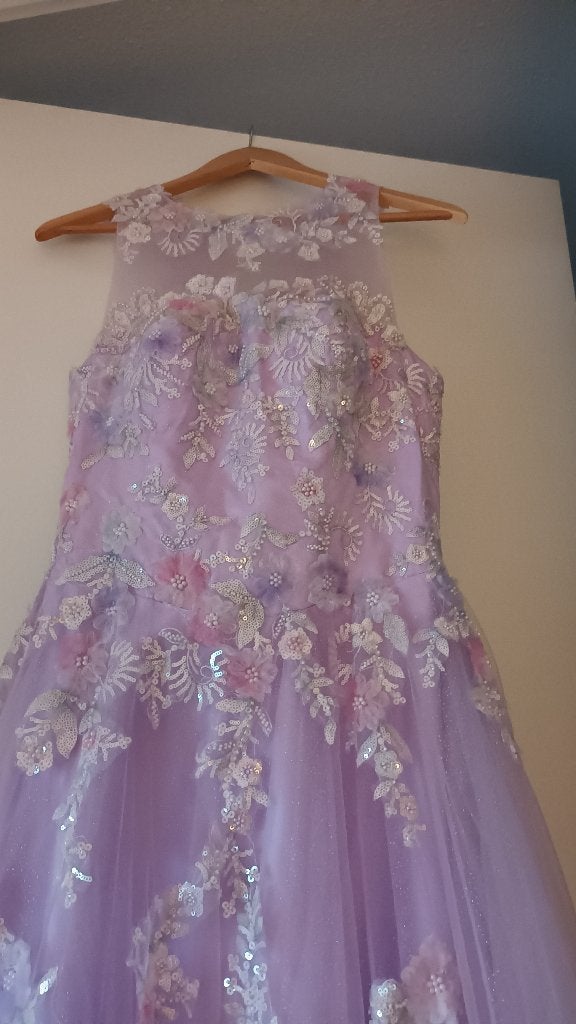 Prachtige lavendeleurige galajurk met bloemen en pailletten, Maat 38/40 (M), Galajurk, Paars, Nieuw