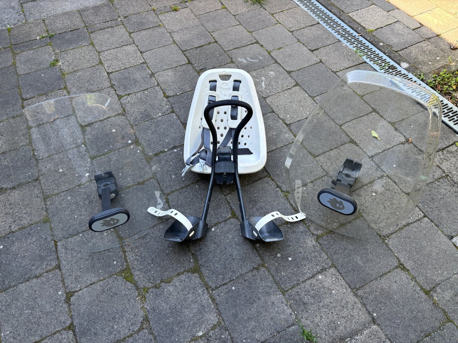 YEP Voorzitje (wit) met 2 windschermen en 2 adapters, Ophalen, Gebruikt, Voorzitje, Voetsteuntjes