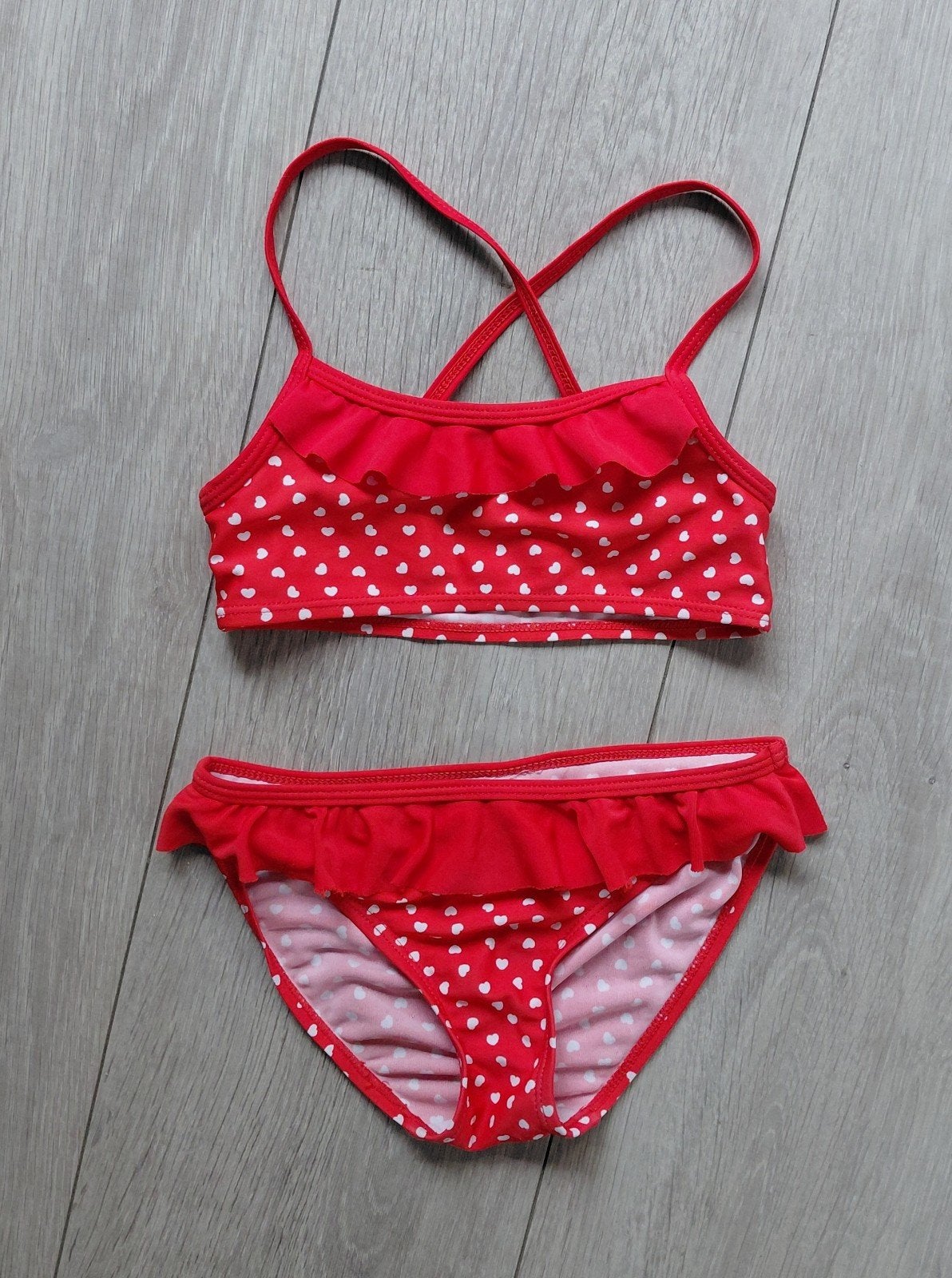 Rode bikini met ruches, maat 110/116, Kinderen en Baby's, Kinderkleding | Kinder-zwemkleding, Gebruikt, Bikiniset, Meisje, Ophalen of Verzenden