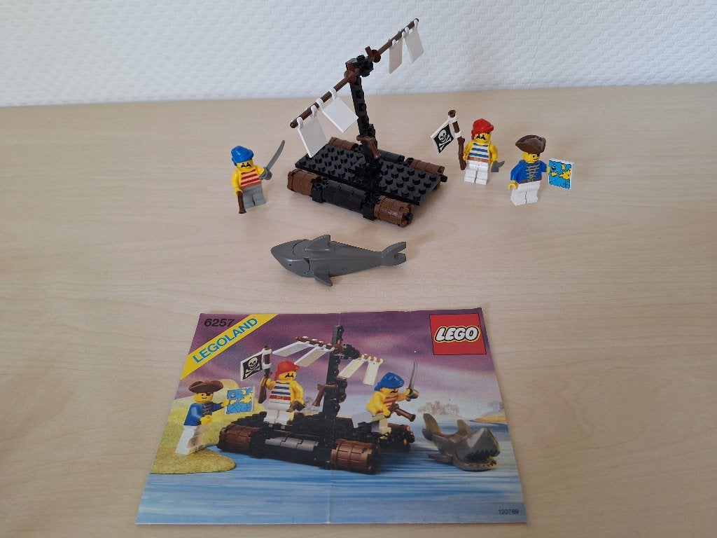 Lego: 6257: Castaway's Pirates Raft met minifiguren en haai, Kinderen en Baby's, Speelgoed | Duplo en Lego, Compleet, Lego, Zo goed als nieuw