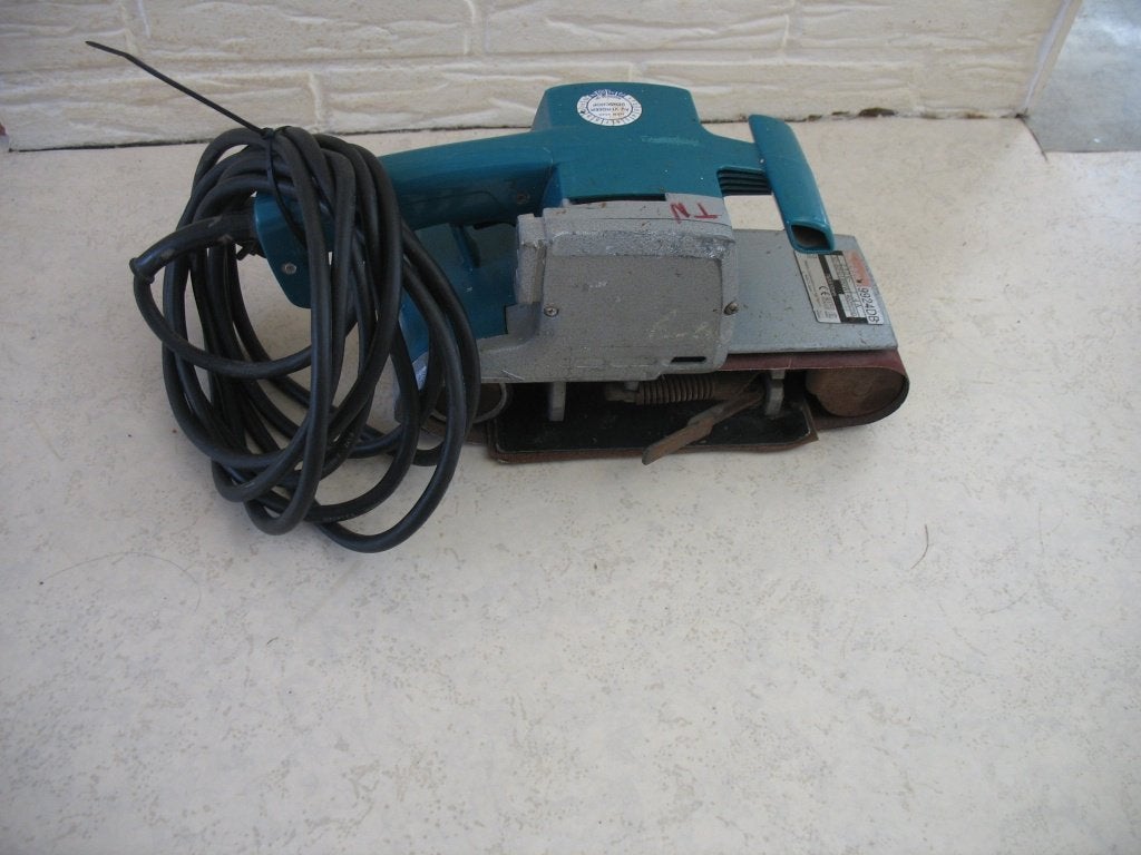 Bandschuurmachine Makita, Doe-het-zelf en Verbouw, Ophalen of Verzenden, Gebruikt, 600 tot 1200 watt, Bandschuurmachine