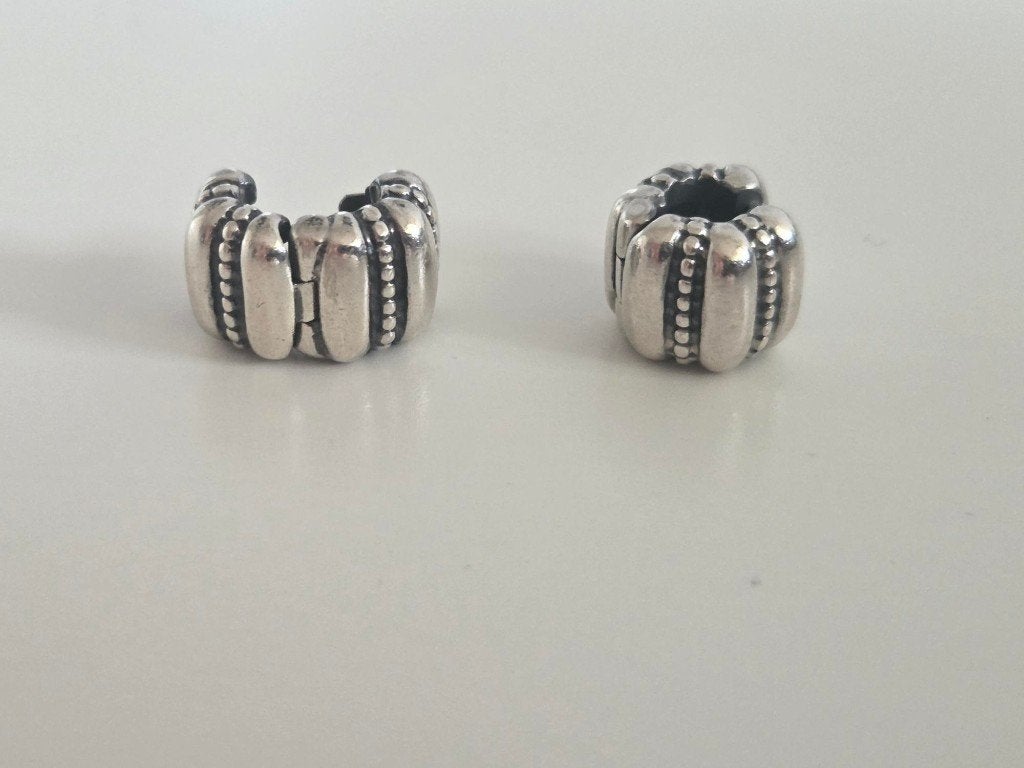 Pandora 2 zilveren clips voor de armband, Dots & Ridges, Pandora, Ophalen of Verzenden, Zo goed als nieuw, 2 of 3 bedels