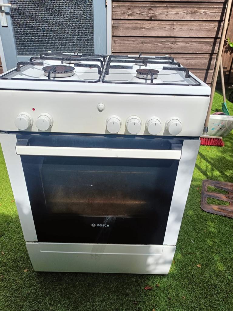 Bosch Vrijstaand Gasfornuis met Oven - Wit, Witgoed en Apparatuur, Fornuizen, Ophalen, Gebruikt, 60 cm of meer, 4 kookzones