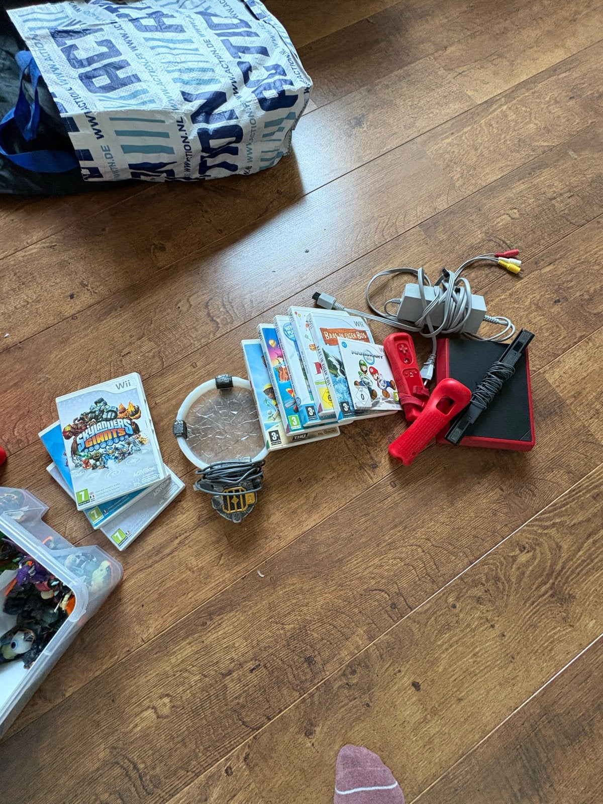 Wii Mini Rood met Skylanders Figuren en Games, Spelcomputers en Games, Spelcomputers | Nintendo Wii, Verzenden, Gebruikt, Met 2 controllers