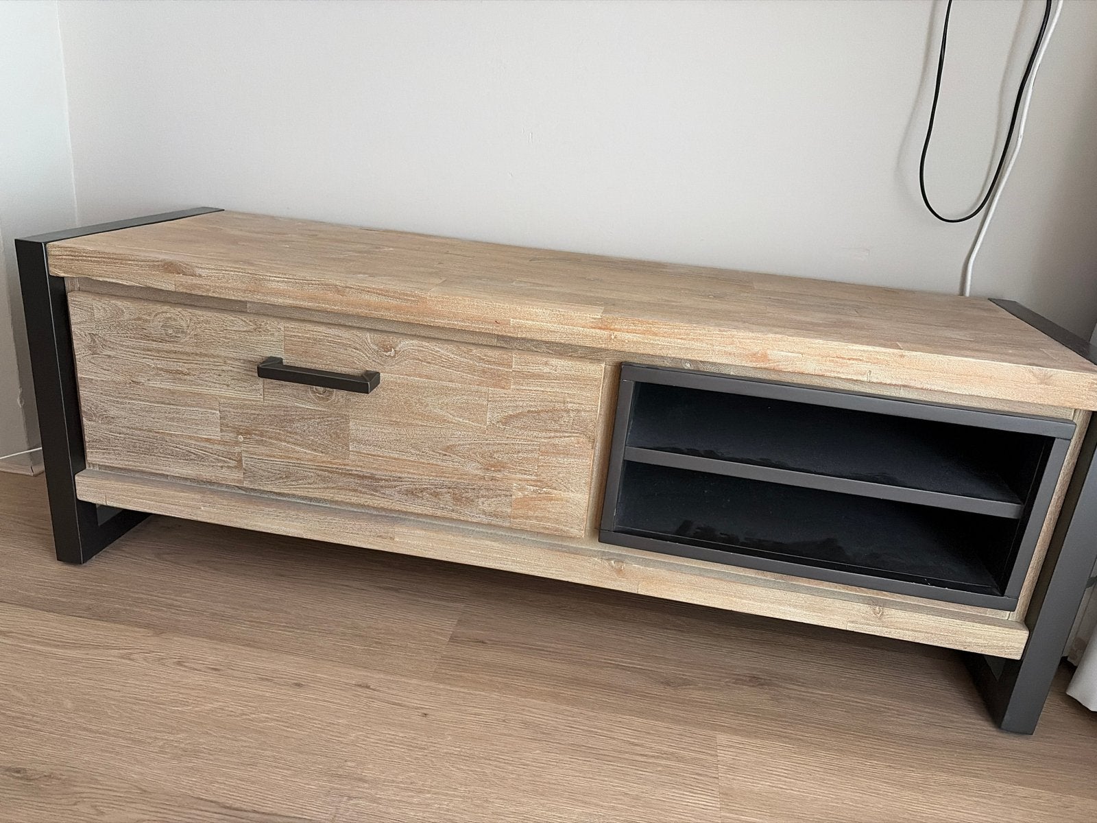 Robuust TV-meubel met lade en open vakken, Huis en Inrichting, Kasten | Televisiemeubels, Ophalen, 100 tot 150 cm, Zo goed als nieuw