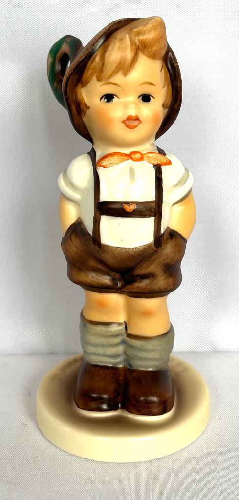Hummel - Goebel jongen - jungbäuer - 630, Verzamelen, Beelden en Beeldjes, Ophalen of Verzenden, Zo goed als nieuw, Hummel