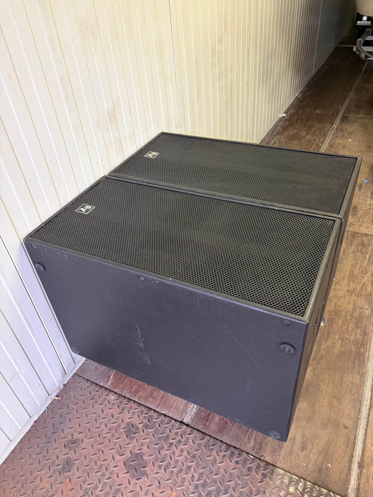 2 x lege Electro Voice RX118 subs met hoezen