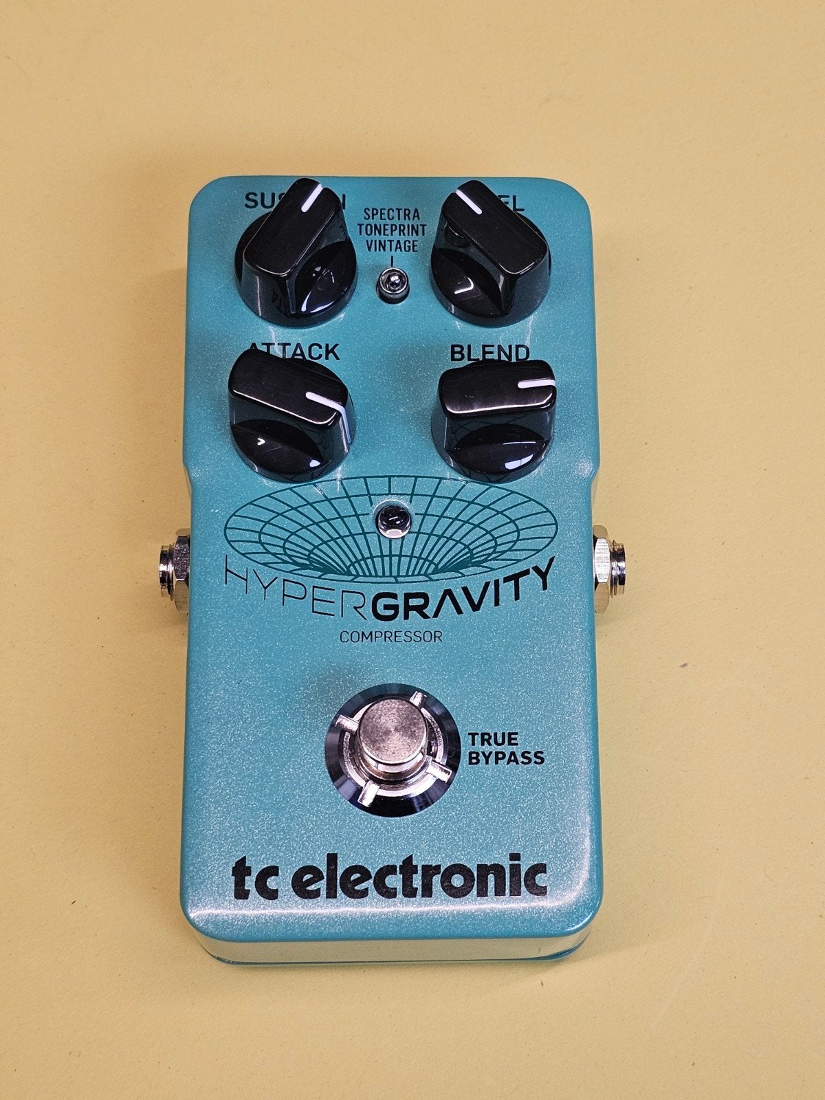 TC Electronic HyperGravity Compressor l, Muziek en Instrumenten, Effecten, Info@tcelectronic.com, MUSIC Tribe Brands UK Ltd, Quay House, City Park Business Village, 5 Brindley Road, Old Trafford, Manchester, M16 9DD, United Kingdom