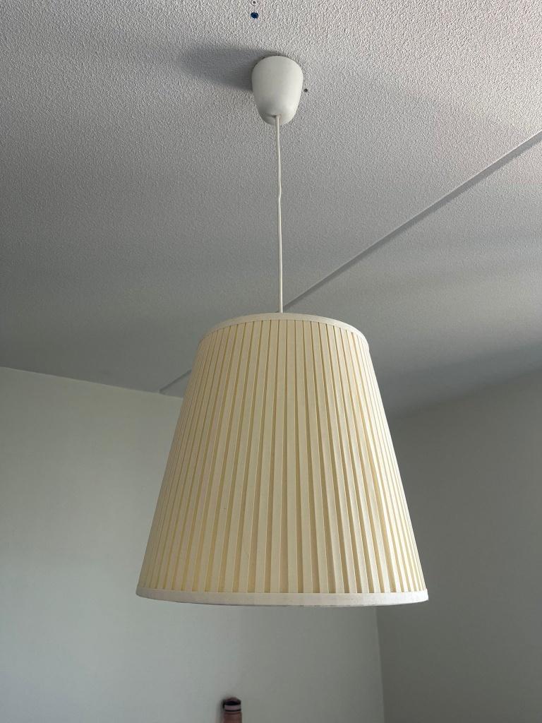 Grote crèmekleurige hanglamp met geplooide kap, Huis en Inrichting, Lampen | Hanglampen, Ophalen, Gebruikt, Sfeervolle grote hanglamp met elegante geplooide lampenkap