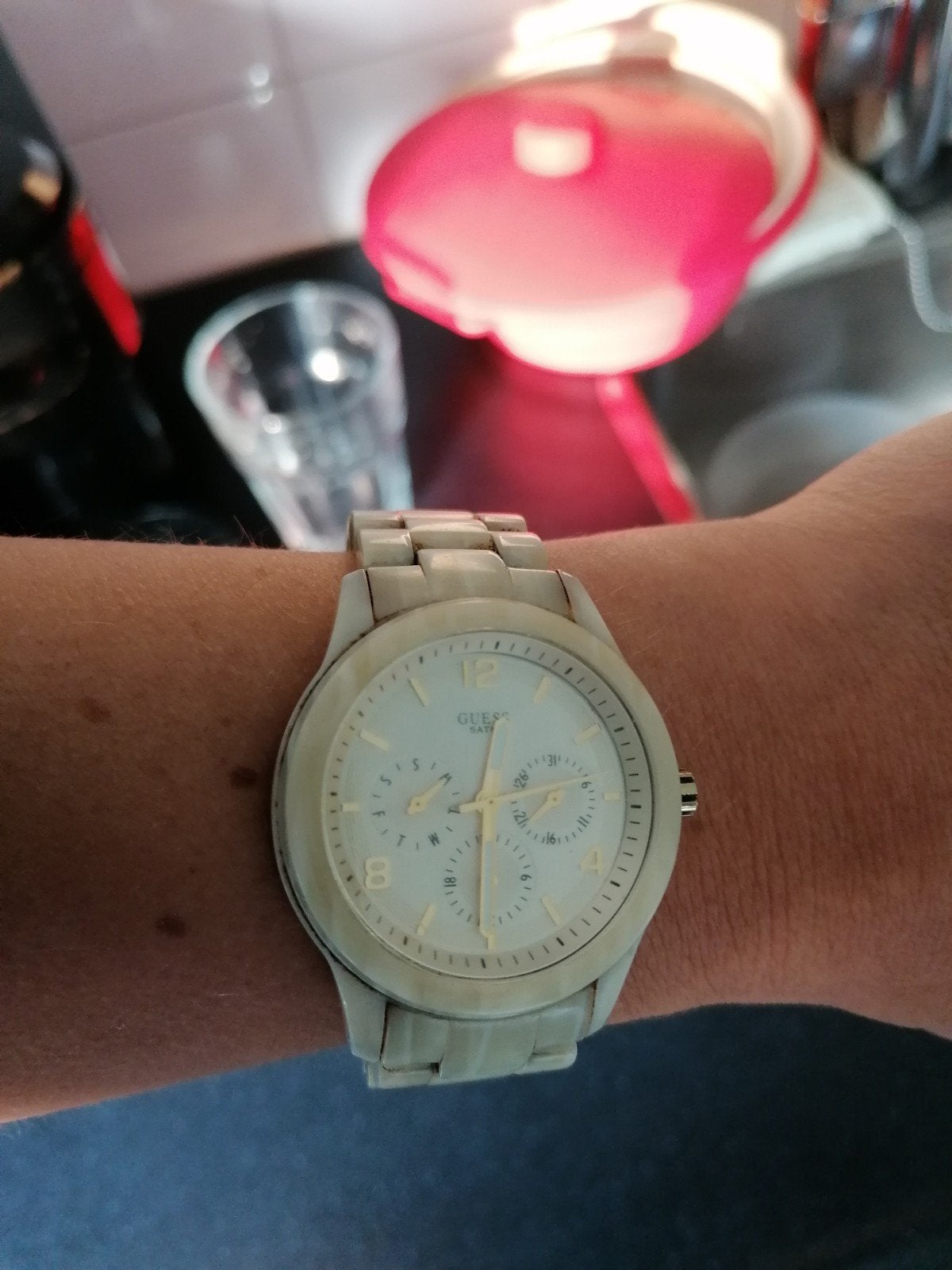 GUESS dameshorloge met marmeren look!, Sieraden, Tassen en Uiterlijk, Horloges | Dames, Kunststof, Guess, Polshorloge, Kunststof