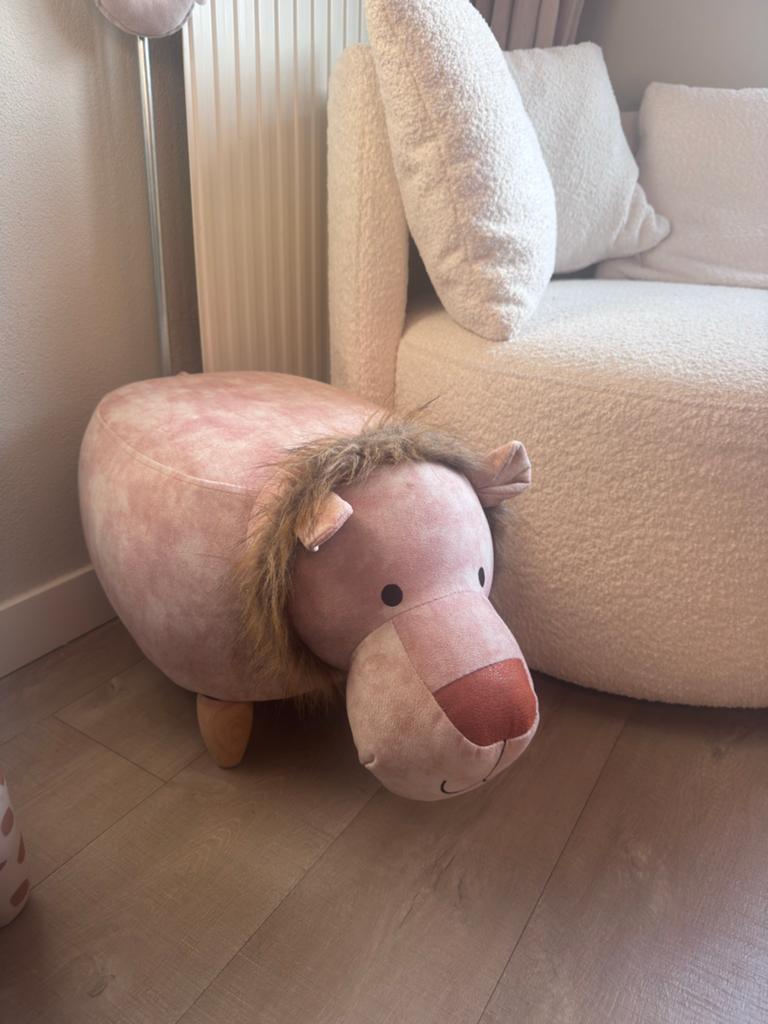 Beige leeuw poef / voetenbankje voor kinderkamer, Ophalen, Minder dan 50 cm, Zo goed als nieuw, 50 tot 75 cm