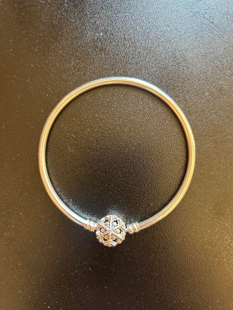 Pandora zilveren 925 armband met sneeuwvlok bedel, Ophalen of Verzenden, Zo goed als nieuw, Zilver, Met bedels of kralen