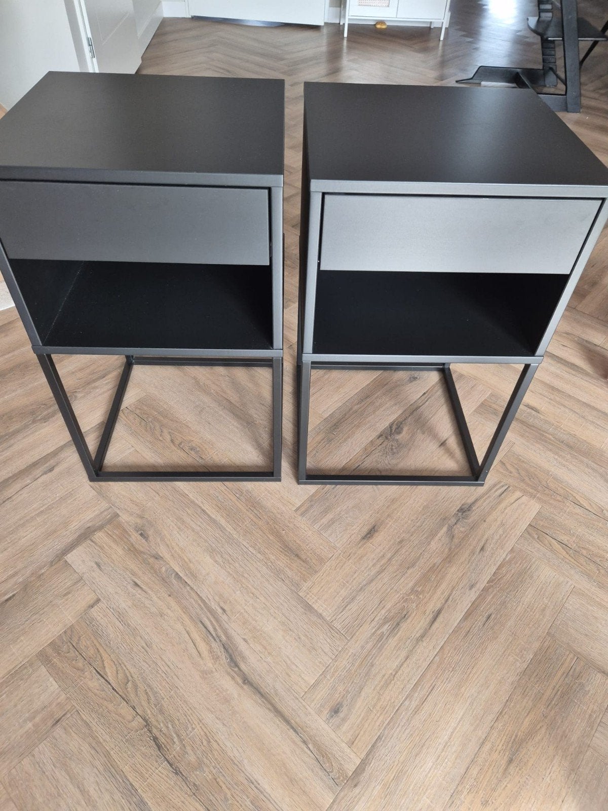 2x IKEA VIKHAMMER Nachtkastje, zwart, 40x39 cm, Huis en Inrichting, Ophalen of Verzenden, Zo goed als nieuw, Minder dan 45 cm