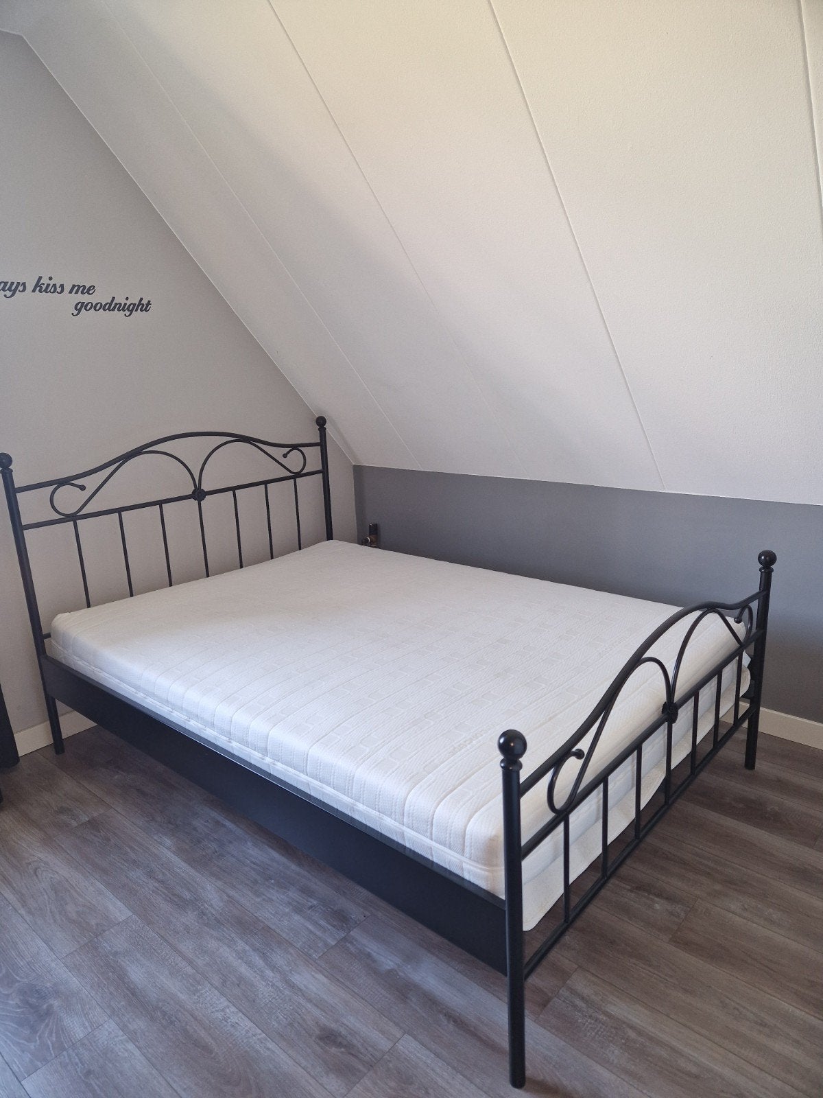 Zwart metalen bedframe met lattenbodem en matras, Klassiek, Industrieel, Zwart, Tweepersoons, 200 cm
