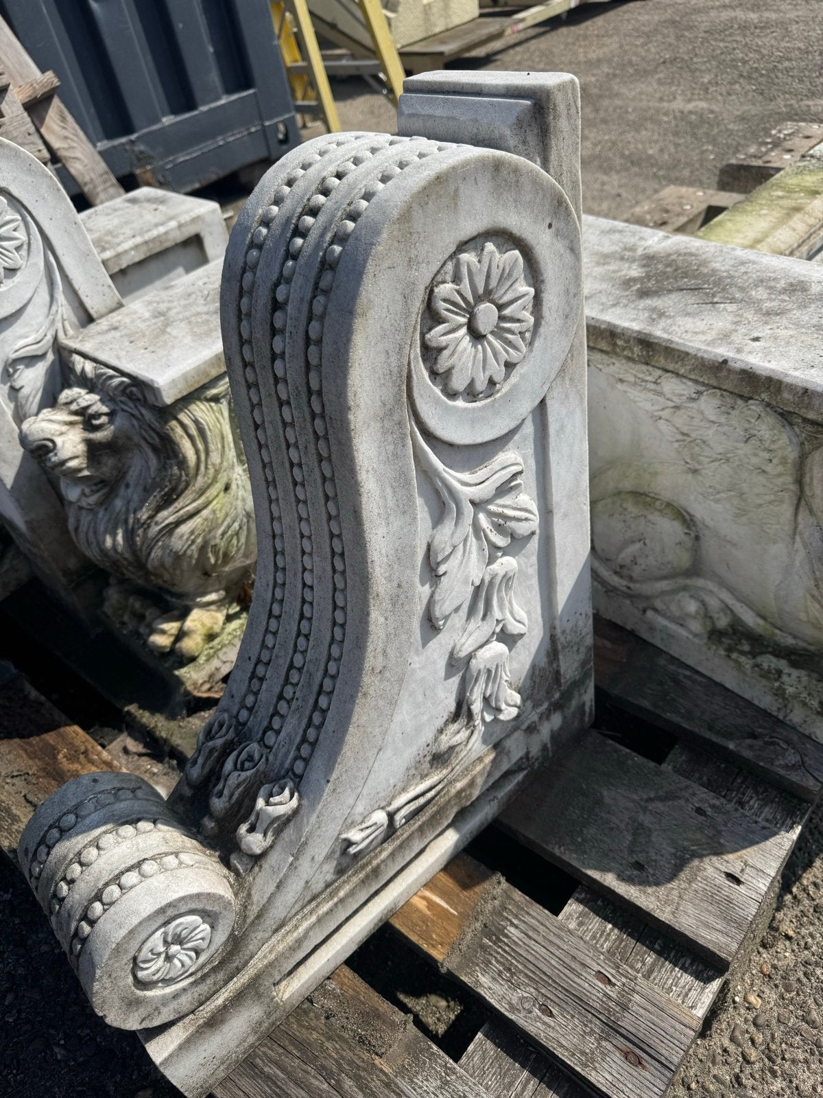 Decoratieve stenen consoles met bloem- en leeuwenmotief, Ophalen