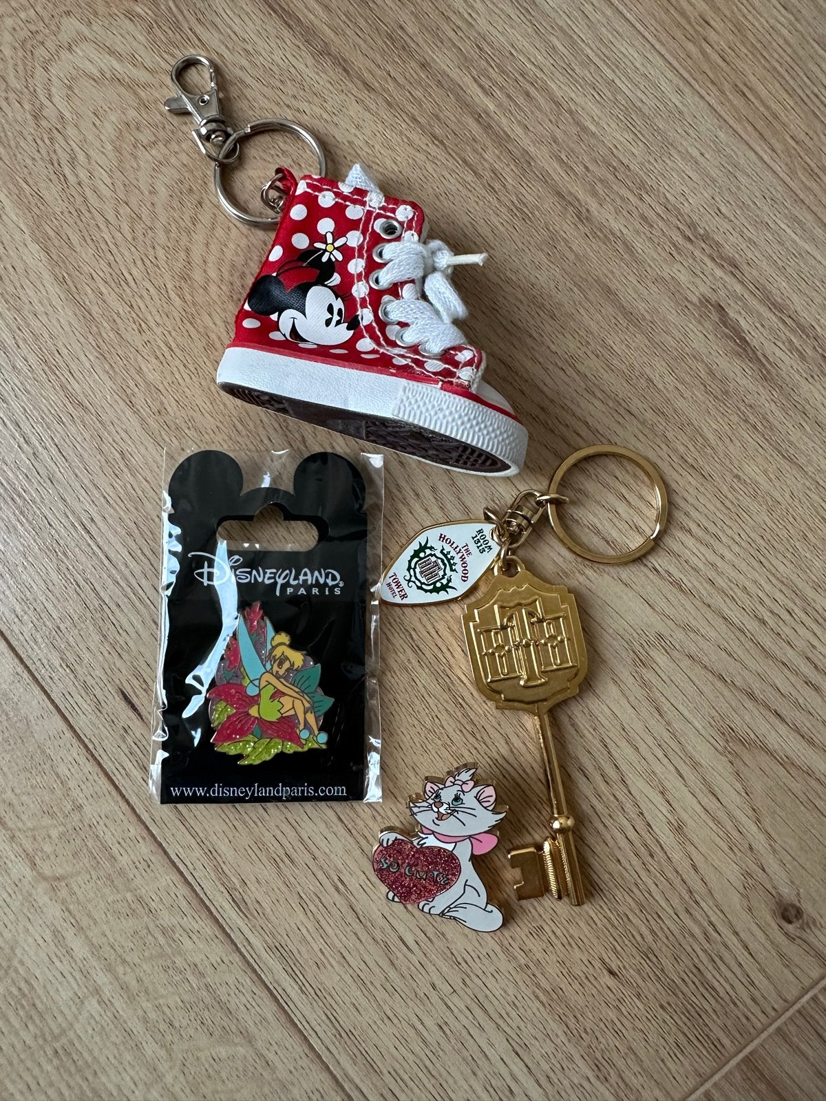 Nieuwe Disney accessoires: sleutelhangers en pin, Ophalen of Verzenden, Mickey Mouse, Nieuw, Overige typen